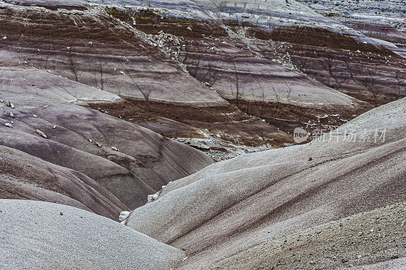 犹他州国会礁国家公园Cathadral Valley的膨润土山。Bentolinte山为Brushy盆地页岩段的莫里森组。它是由大约一亿四千万年前沉积在沼泽和湖泊中的淤泥、淤泥、细沙和火山灰形成的
